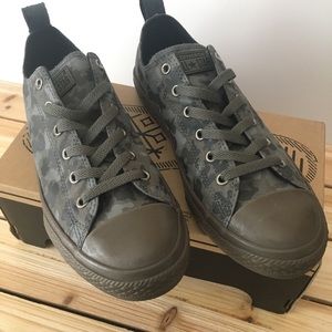 New Converse AllStars Jr sz6 (like women’s sz8)